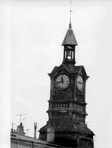 Le clocheton de la mairie avant sa démolition en 1970.