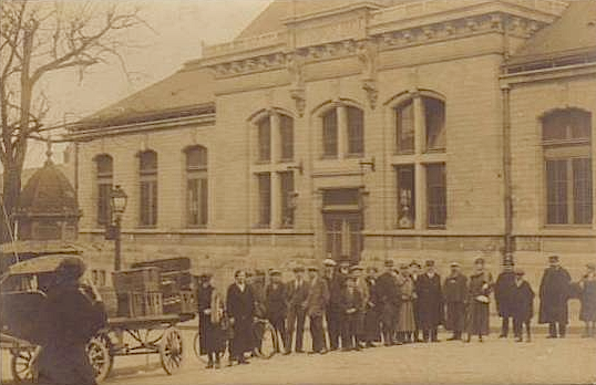 1915 queue derrière un camion de biere