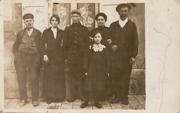 1916 ou 1917, rue Saint-Denis, Louis entouré des membres de sa famille. 