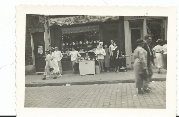 Pendant la braderie rue Jean Jaurès, année inconnue.