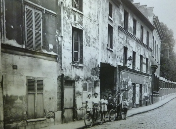 Le débouché du passage au 12 de la rue Saint-Denis, dans le fond  le mur du square Joffre