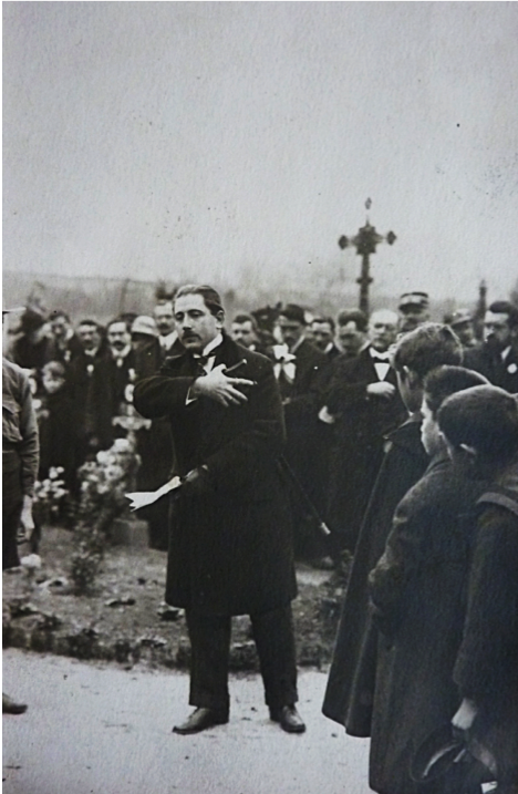 Derrière l'orateur, remarquez la croix du cimetière aujourd'hui disparue.