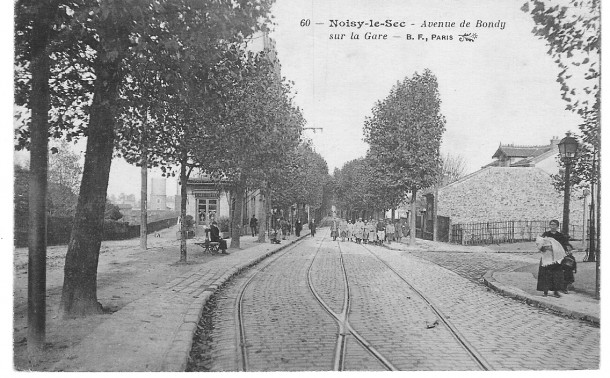 14-18, militaires remontant l'avenue de Bondy en direction de la gare