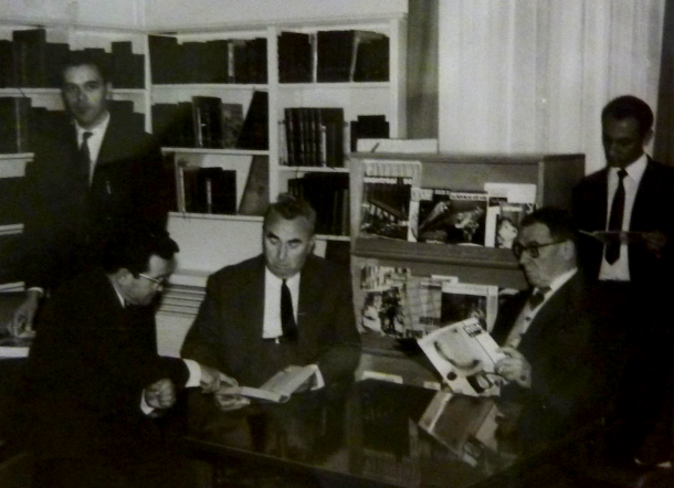 René Danjou, au centre, dans la bibliothèque municipale située alors dans l'actuelle Galerie. Debout, à gauche, Roger Gouhier. Assis au premier plan à droite, Henri Quatremaire