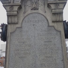 La tombe à l'ancien cimetière. Son nom figure, en haut, colonne de droite.