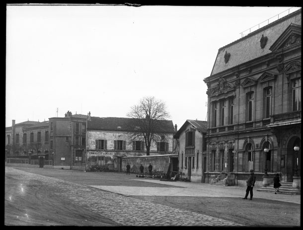 1930 - la place de la mairie avant la construction des Services Annexes 