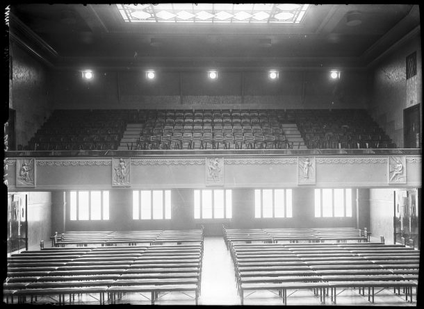 1934 - intérieur de la salle des fêtes qui prendra plus tard le nom de Louis Jouvet