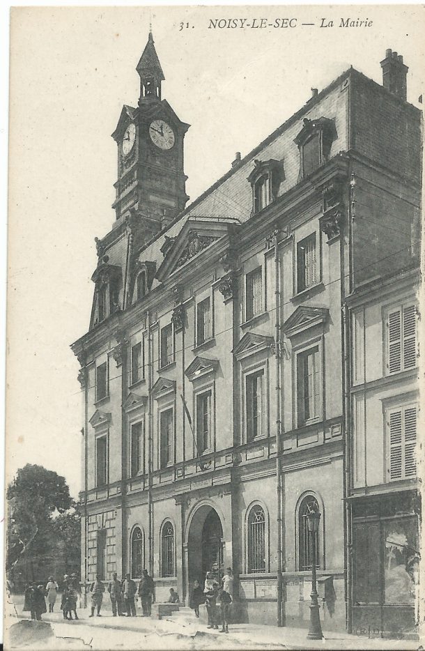 La première mairie a été démolie en 1970 pour l'élargissement de la rue Anatole France