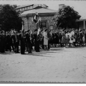 Commémoration devant le n°16