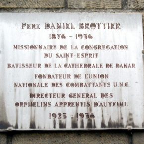 plaque_daniel_brottier_42_rue_jean-de-la-fontaine_paris_16