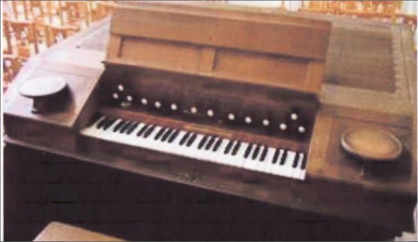 L’orgue Debierre-Gloton de 1932 en place dans le fond de l’église jusqu’en 2007 