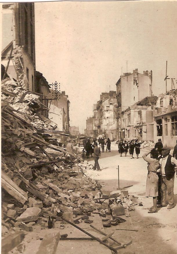 Le couple Budor devant le tas de ruines