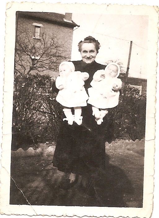 1951, les soeurs jumelles, avenue Galiiéni dans les bras de leur grand-mère