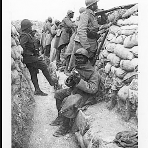 1917, tirailleurs Sénégalais dans une tranchée.