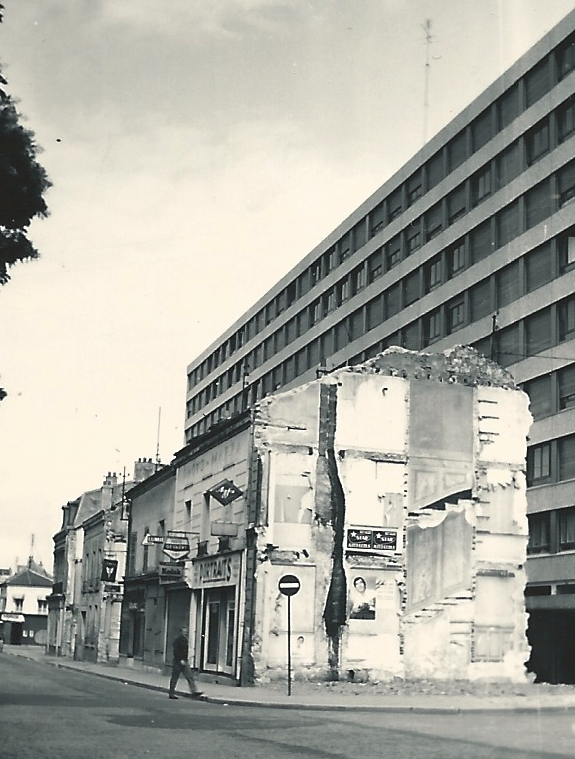 juillet 1971 maisons Mazza photographe et Coupé marchand de journaux