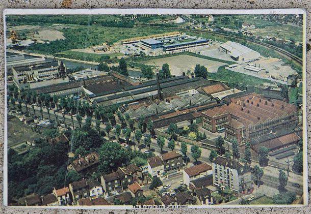 Clal: Portraits d'anciens ouvriers du Comptoir Lyon Alemand - Ici Yannick Esch à travaillé à l'usine de 19XX à 19xx au poste de XX - Site de l'ancienne usine de traitement des metaux precieux au bord du canal de l'ourcq, futur ecoquartier et Zac de l'ourcq - Le site est aujourd'hui completement démantelé, seul subsite les murs d'enceinte qui révèlent l'évolution du site au fil du temps. Ainsi les portraits sont réalisés devant les murs à l'endroit approximatif où les gens travaillaient dans le passé - 26 Novembre 2016 - Noisy le Sec