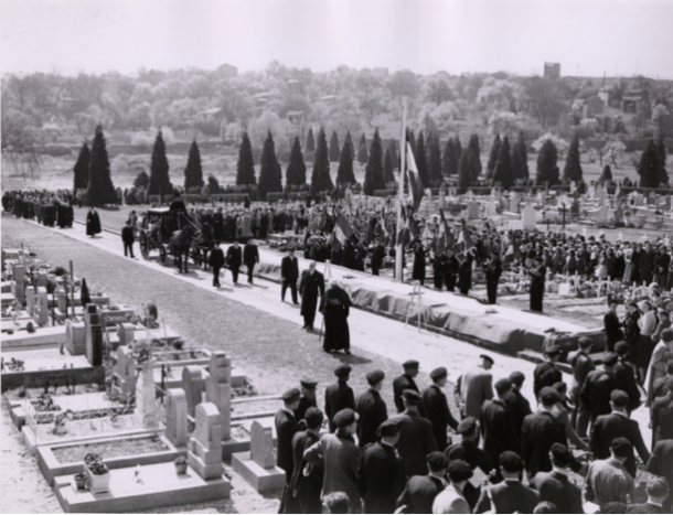 L'arrivée du cortège au nouveau cimetière devant les corps exposés.